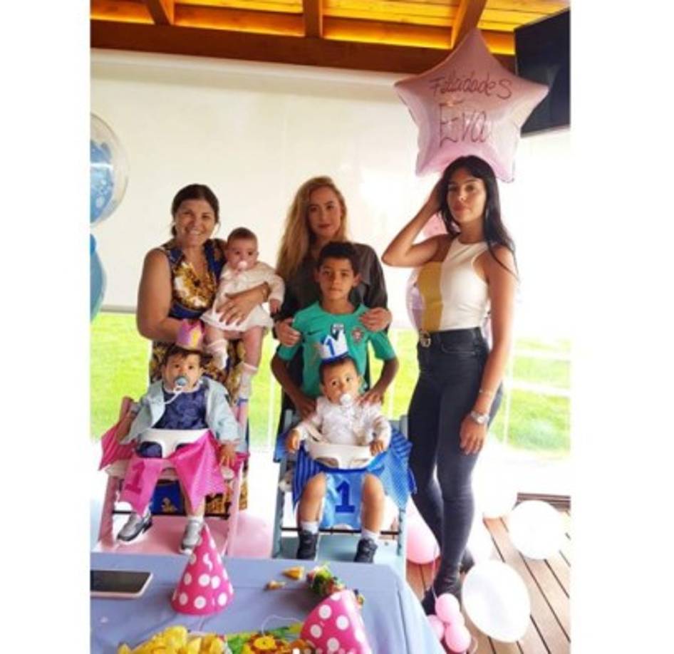 'Felicidades a nuestros amores Eva y Mateo en su primer añito de vida', escribió Georgina.