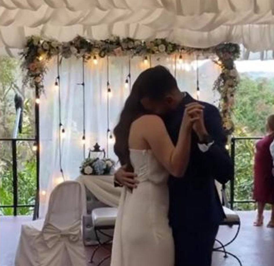 No podía faltar el tradicional baile de los recién casados luego de darse el ‘sí’.