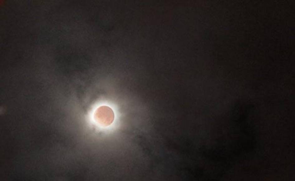 Las fotos más espectaculares del eclipse parcial de Luna de noviembre 2021