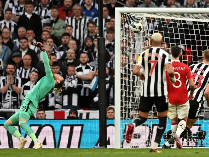 Karius no pudo evitar el gol de Rashford en la final de la Carabao Cup.