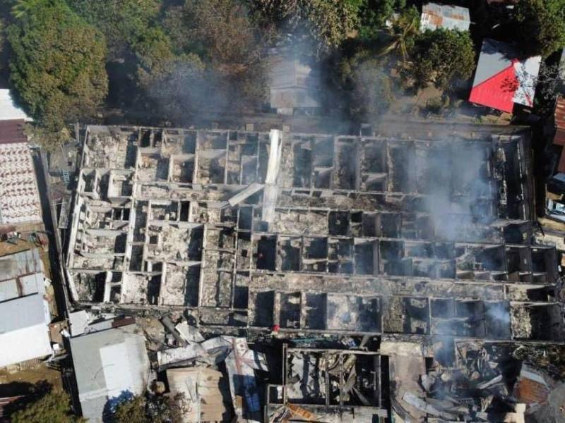 El hospital de Roatán quedó reducido a cenizas tras un pavoroso incendio ocurrido el pasado abril.