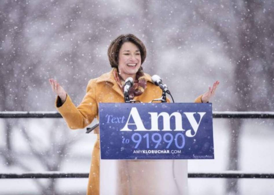 - Amy Klobuchar -<br/><br/>Exfiscal y nieta de un minero del hierro, la senadora de 58 años fue cómodamente reelegida en noviembre de 2018 para un tercer mandato en Minnesota, donde sigue siendo muy popular, incluso en los bastiones mineros que se decantaron a favor de Trump en 2016. Más al centro que sus competidores demócratas, apoya no obstante el derecho al aborto y la lucha contra el cambio climático, y no duda en criticar enérgicamente al presidente republicano.