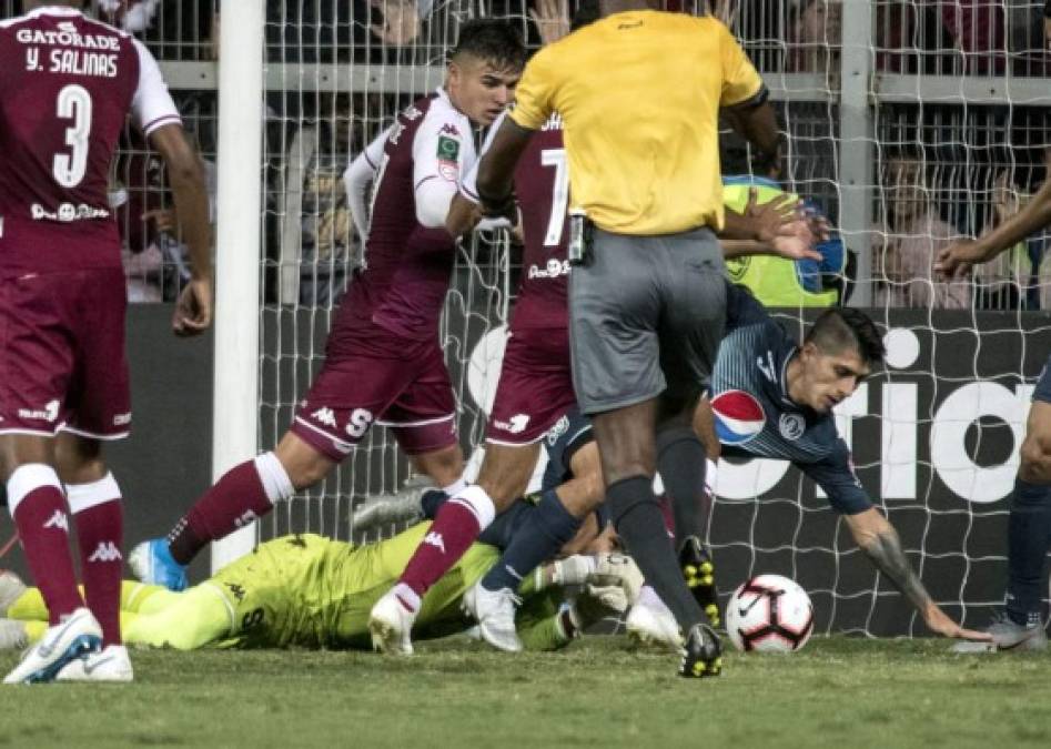 El portero tico Aaron Cruz salvó al Saprissa en esta jugada con Matías Galvaliz.