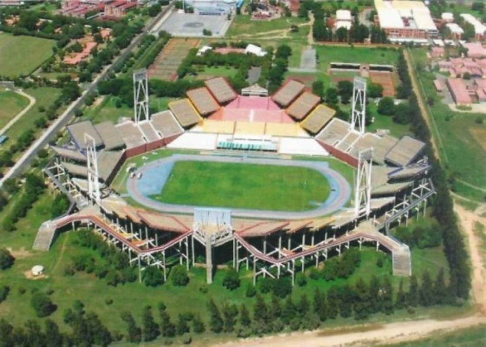 El estadio Mmabatho de Sudáfrica es curioso debido a la orientación de sus gradas: hay sectores cuyo asientos miran directamente a zonas donde no se desarrolla el juego.