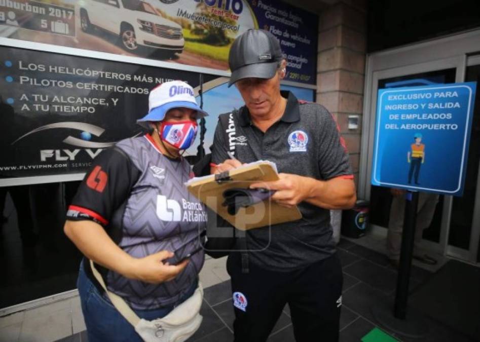 Pedro Troglio firmó autógrafos antes del viaje a Estados Unidos.