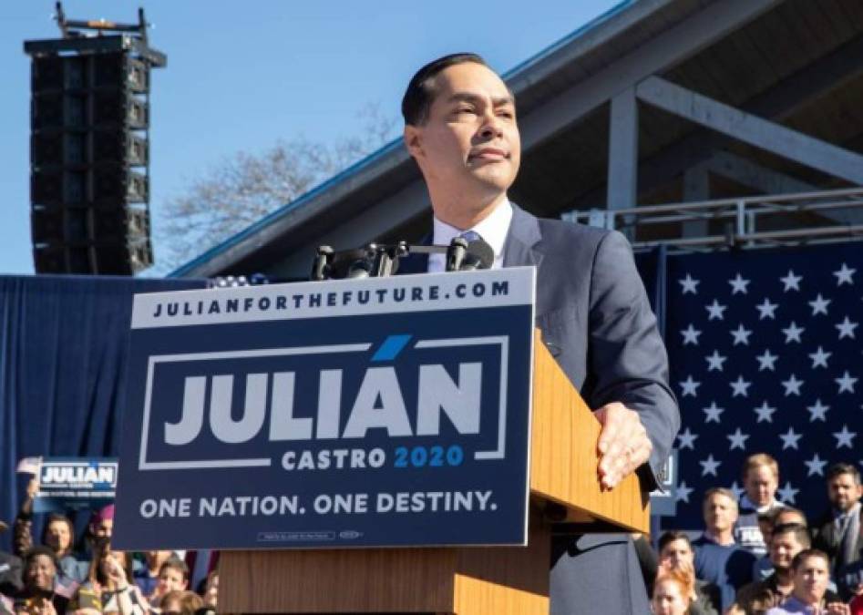 - Julián Castro -<br/><br/>Julián Castro, nieto de una inmigrante mexicana y exministro de Barack Obama, anunció su candidatura en inglés y español el 12 de enero, en pleno debate sobre la inmigración. El exalcalde de San Antonio, Texas, espera a los 44 años convertirse en el primer presidente hispano de Estados Unidos.