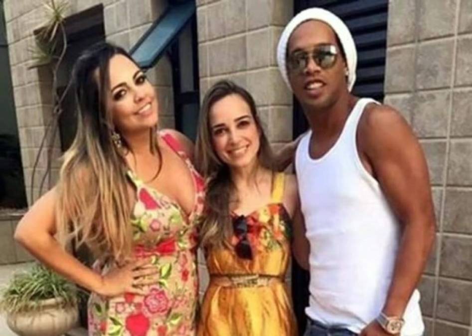 El exfutbolista brasileño Ronaldinho está siendo noticia en los medios de su país después de que se anunciara que se casará con dos bellas mujeres a la misma vez.