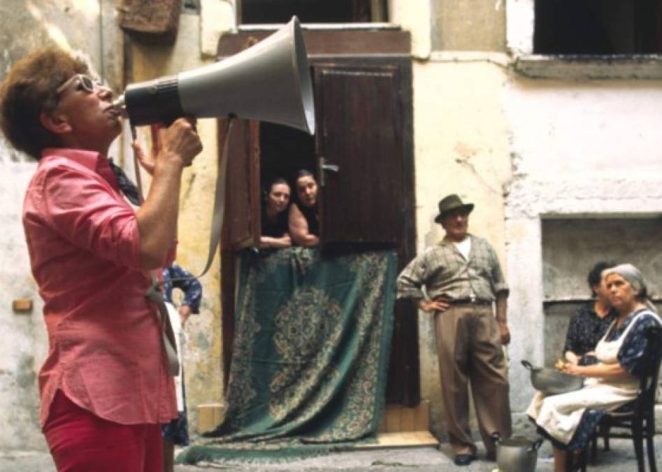 LINA WERTMÜLLER: A finales de los 50, creó varias obras teatrales con las que viajó por toda Europa. A inicios de los 60 puso sus ojos en el cine y cuando conoció al afamado director Federico Fellini, de quien fue asistente de director en la aclamada “8 1/2”. Fellini sería, a partir de ahí, su gran referente. <br/>Su primera cinta fue “The Lizards”, en 1963. Siguieron otras, como “Rita the Mosquito” (1965) y “The Belle Star Story” (1968), que no consiguieron darle la popularidad que se esperaba. <br/>No obstante, los 70 le dieron otro aire y lanzó varias películas que hoy son consideradas obras de arte de la comedia italiana. Entre ellas estuvo Seven Beauties (1975), cinta por lo que se convirtió en la primera mujer en ser nominada a un Óscar en la categoría de Mejor Dirección en 1976. <br/>Durante los 80 y 90 continuó haciendo películas en las que la influencia y estilo de Fellini se notaban, por esa fascinación de retratar a la clase trabajadora italiana en sus historías, además de reflejar sus ideas políticas socialistas en sus personajes y tramas.