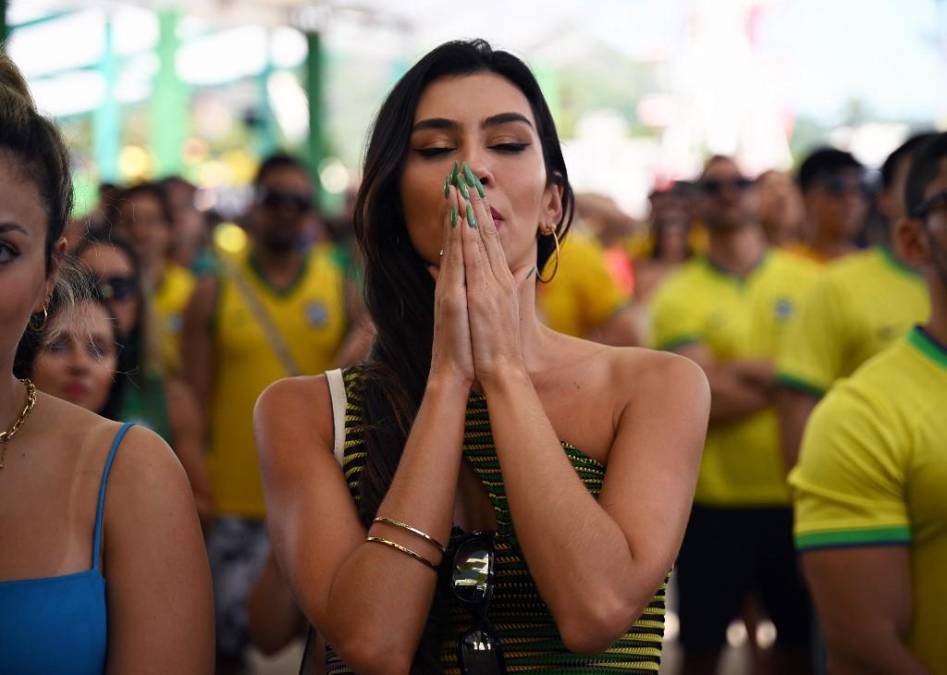 En Sao Paulo, la ciudad más poblada de Brasil, un silencio generalizado se apropió de las calles en el centro de la ciudad por donde miles de aficionados se desplazaban tras abandonar el Vale do Anhangabaú, en donde se habían concentrado.