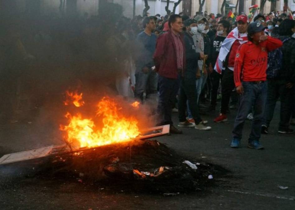 Manifestantes quemaron la noche del martes parte de la sede del tribunal electoral de Santa Cruz, que daba el triunfo en la región a Morales.