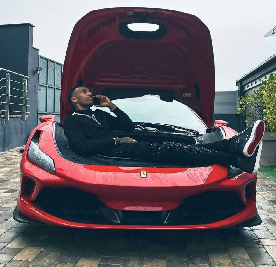 Pierre-Emerick Aubameyang disfruta del lujo de la vida y en esto ha gastado su dinero: innumerables autos exóticos, relojes muy costosos y una mansión espectacular.