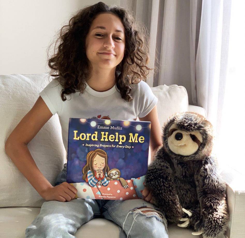 “En la escuela aprendí sobre los perezosos y cómo están en peligro de extinción por lo que empecé a rezar por ellos. Escribí este libro para ayudar a recaudar dinero para salvarlos y enseñar a otros niños cómo podemos rezar y pedir ayuda. Las dos cosas me hacen sentir mejor”, dijo Emme en un comunicado publicado por la editorial Crown Books for Young Readers.