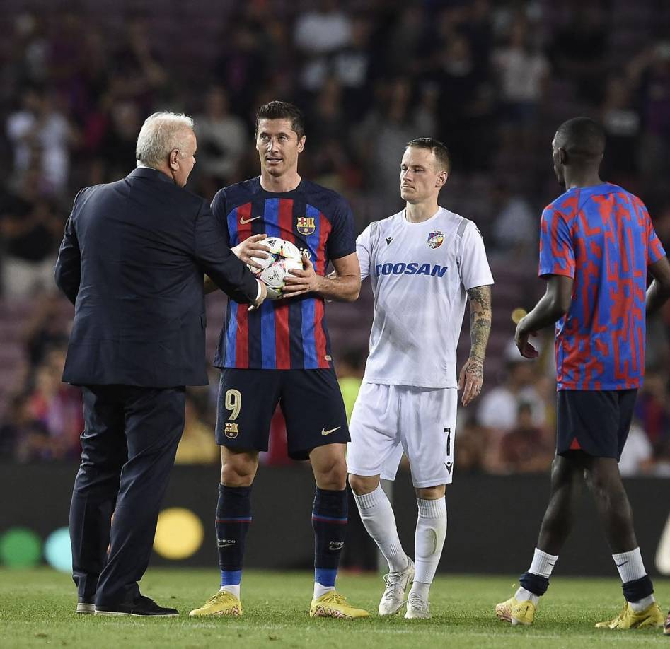 Robert Lewandowski recibió el balón del partido tras el pitazo final por sus tres goles.