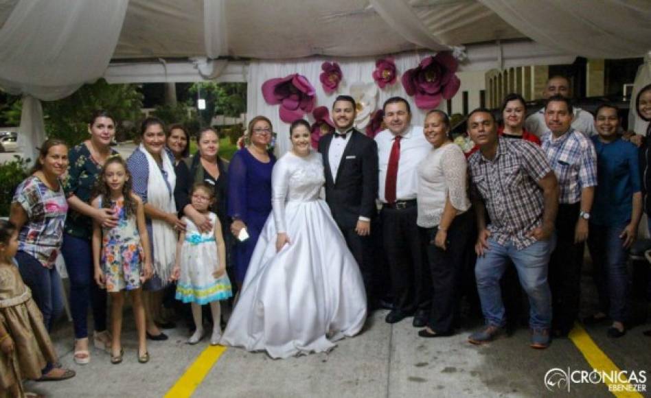 La boda que inició alrededor de las 3:00 pm terminó en horas de la noche.