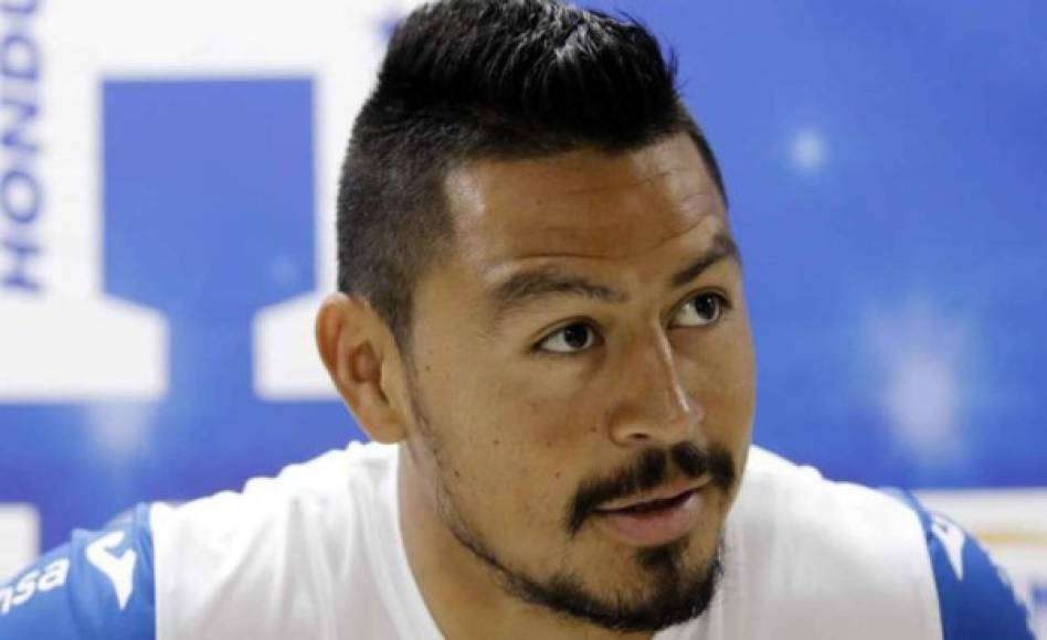 En su momento Roger Espinoza se dejó crecer la barba y andaba el cabello corto, hoy ha decidido raparse.