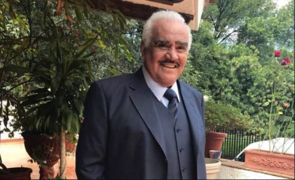 Los seguidores no perdonan la falta de cuidado personal de Ale, quienes lo comparan con la edad de su padre, Vicente Fernández que actualmente tiene 79 años. ¿Qué opina usted, tiene algún problema de salud o simplemente es el nuevo look de El potrillo?