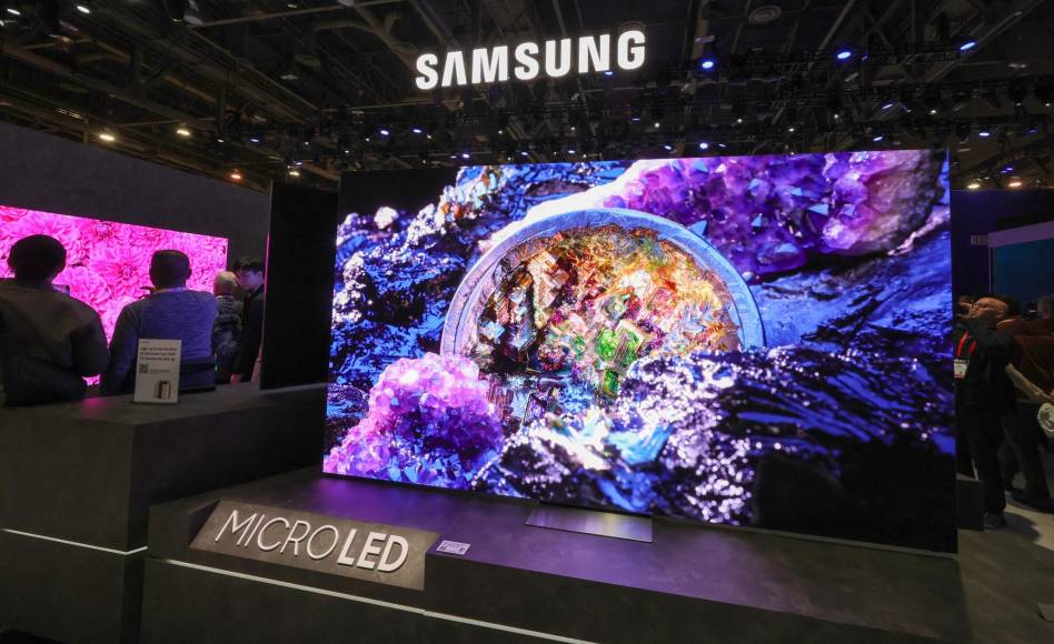 Los asistentes observan la primera pantalla MicroLED transparente del mundo en el stand de Samsung durante CES 2024 en el Centro de Convenciones de Las Vegas.