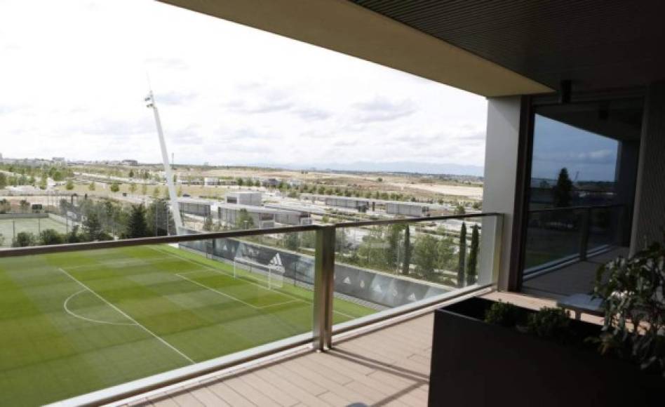 Los jugadores del Real Madrid se ejercitaron desde horas muy tempranas de este lunes en la ciudad deportiva de Valdebebas, siguiendo el estricto protocolo sanitario impuesto por la Liga.