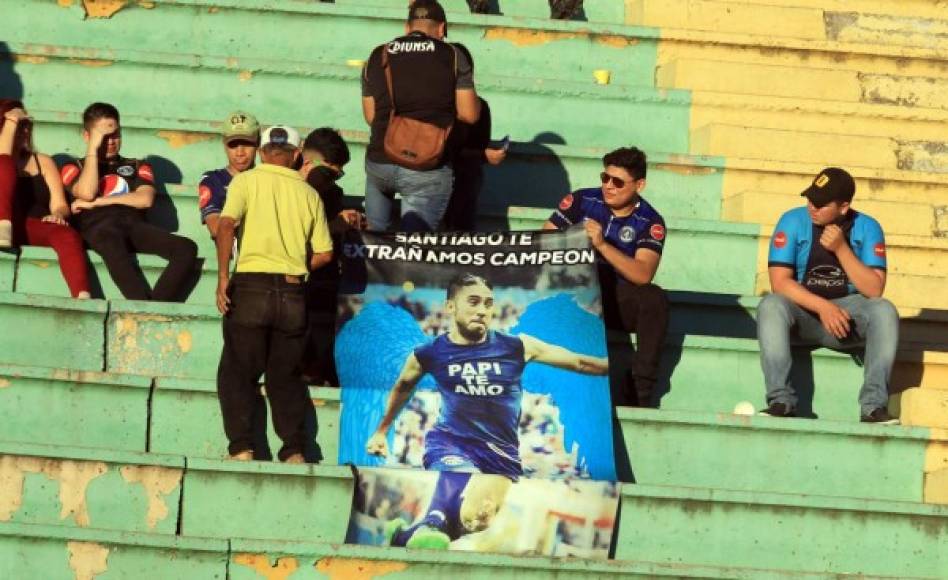 Aficionados del Motagua recordaron al jugador argentino Santiago Vergara.<br/>