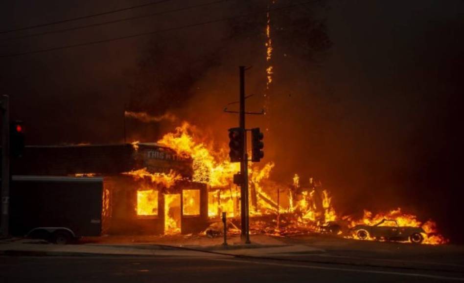 En California, gigantescos incendios forestales en el sur y norte del Estado arrasaron con miles de hectáreas, dejando 85 muertos y 11 desaparecidos. Varias celebridades de Hollywood, entre estas Miley Cyrus y Gerard Butler, perdieron sus mansiones.