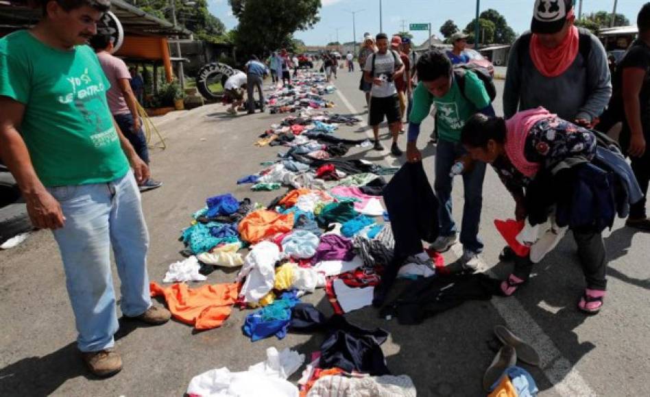 También regalaron ropa, cobijas y pañales para los niños que forman parte de esta caravana.