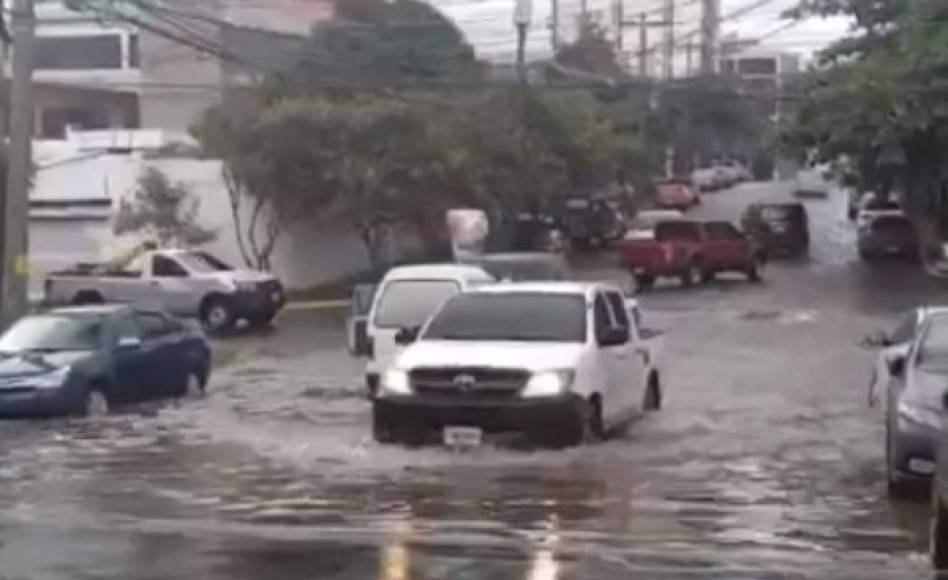 La tormenta que duró una hora provocó congestionamiento vehicular en algunos sectores de la capital.