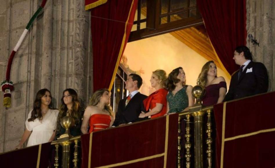 Paulina, Alejandro, Nicole, Sofía, Fernanda y Regina, posaron junto a sus padres para su última ceremonia presidencial.