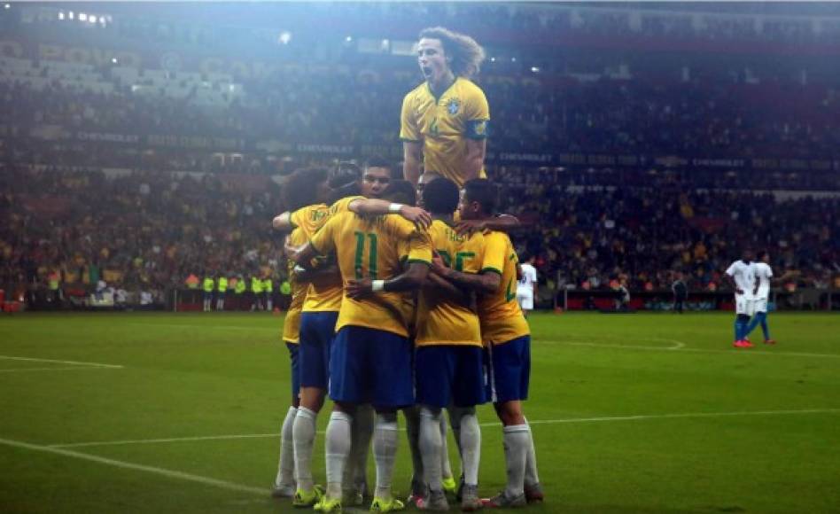 Los cariocas celebrando el gol.