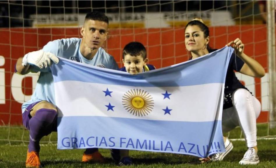 El portero Jonathan Rougier celebró el título con la bandera de Argentina junto a su esposa e hijo.