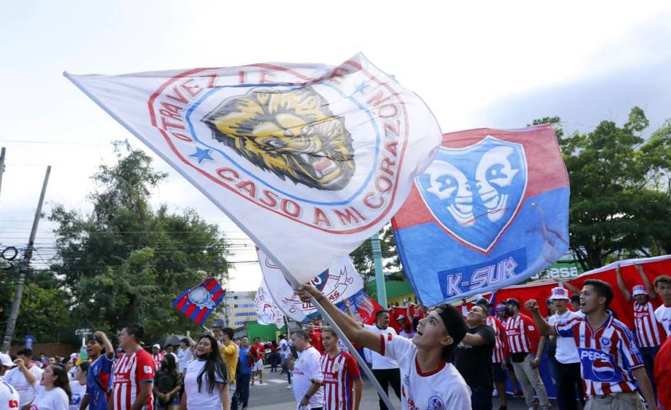 La Ultra Fiel una vez más puso la fiesta en las afueras del estadio Morazán.