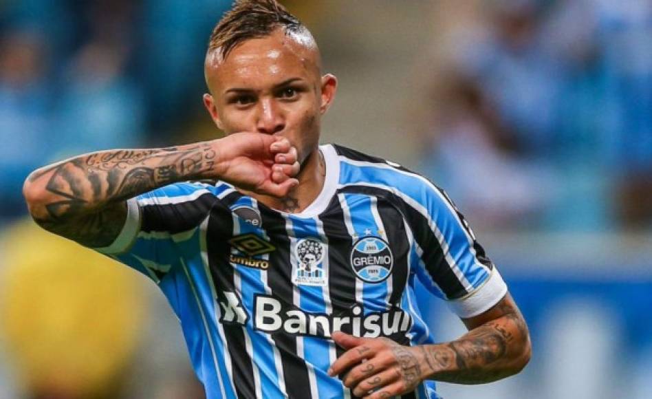 Everton Soares: Según apunta Le10Sport, el PSG de Francia se ha interesado en el delantero brasileño que destaca en el Gremio de Brasil. El portal señala que en el equipo sudamericano piden 45 millones de euros por él.