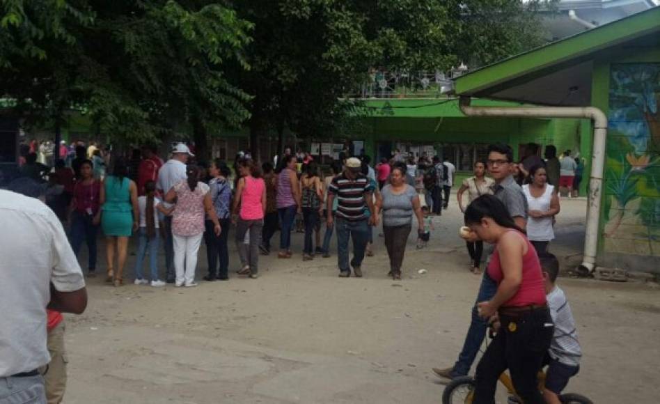 A las 3:00 de la tarde pobladores de Chamelecón hacen fila en un centro de votación para votar.