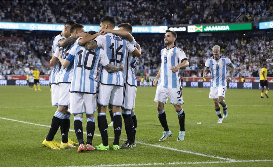 Los jugadores argentinos felicitando a Leo Messi tras su nuevo doblete. Venía de hacerle dos goles a Honduras.