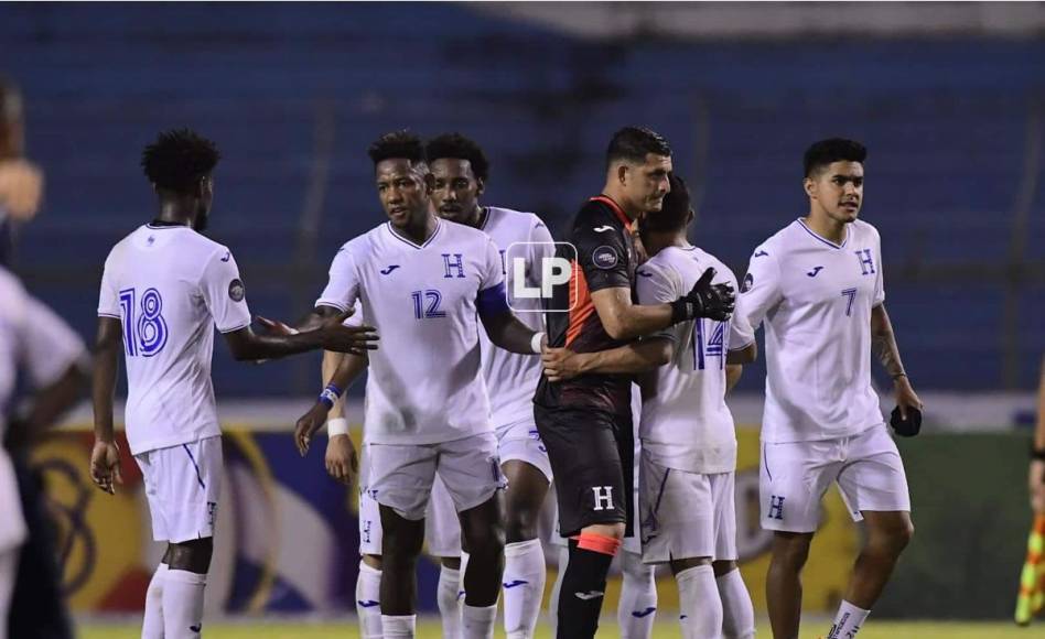 Los jugadores de la Selección de Honduras se saludaron al final del partido tras la derrota ante Curazao.