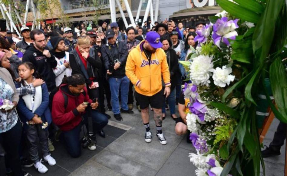 Los aficionados del baloncesto se dieron cita en el Staples Center, la que fuera la casa de Kobe en 17de sus 20 temporadas en la NBA con los Lakers, a rendir sus tributos.
