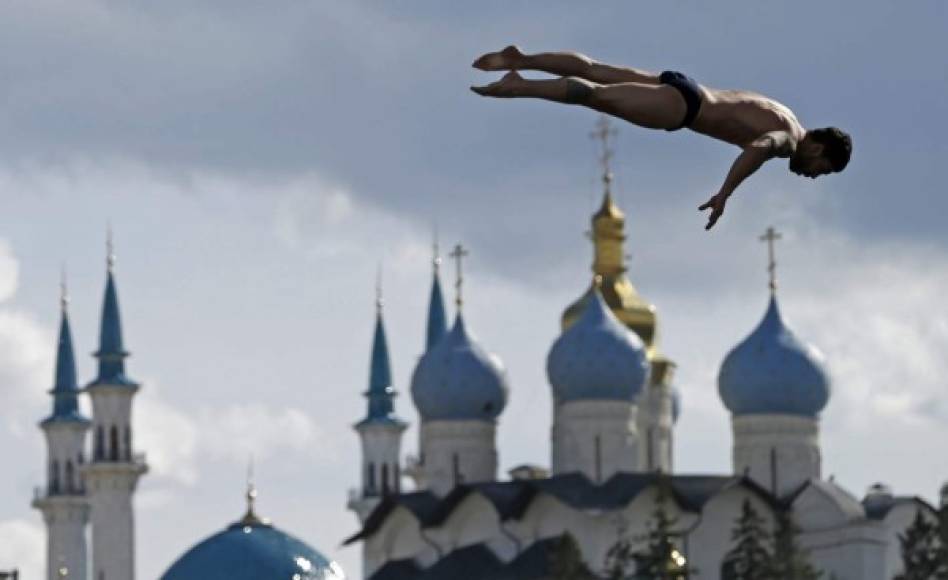 Rusia. El saltador español Carlos Gimeno durante la competición de saltos de gran altura de los Mundiales de natación que se celebran en Kazán.