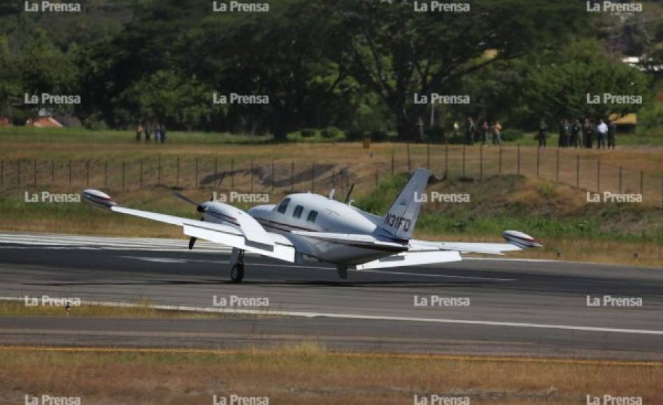 La aeronave sobrevoló Tegucigalpa por varios minutos para quemar combustible hasta que decidió descender a la pista a eso de las 10:54 de la mañana.