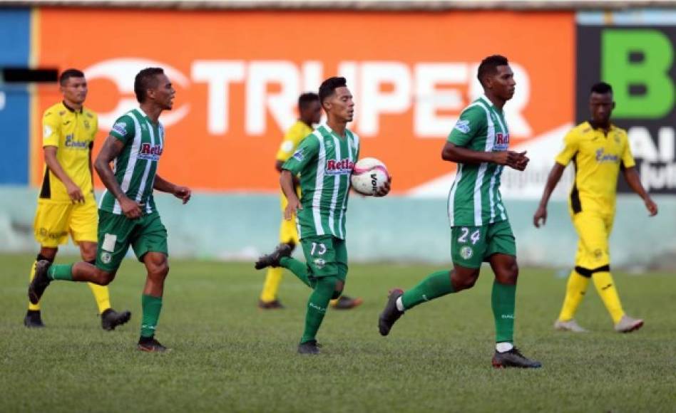 Bayron Méndez marcó de penal su primer gol con el Juticalpa.