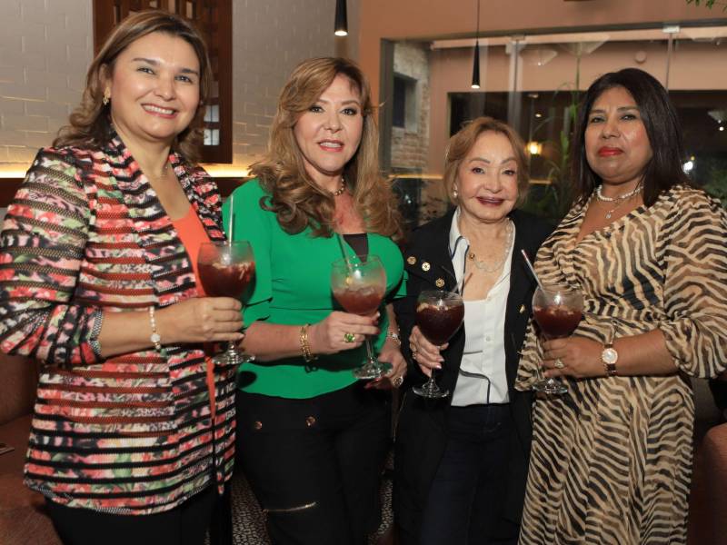 Una jovial y amena tarde vivieron las integrantes del Club de Damas Internacionales (WIC), quienes se reunieron en el Restaurante El Portal de las Carnes para convivir su té mensual correspondiente al mes de octubre, sin dejar de lado sus proyectos a futuro. Como es costumbre, las elegantes damas lucieron bellas para departir una vez más entre la gratitud y el gozo por ser parte de esta organización, que tiene como objetivo compartir con quienes más lo necesitan alrededor del país. En la foto: Vilma González, Ruth Rápalo, Vilma Rosales y Sheila García