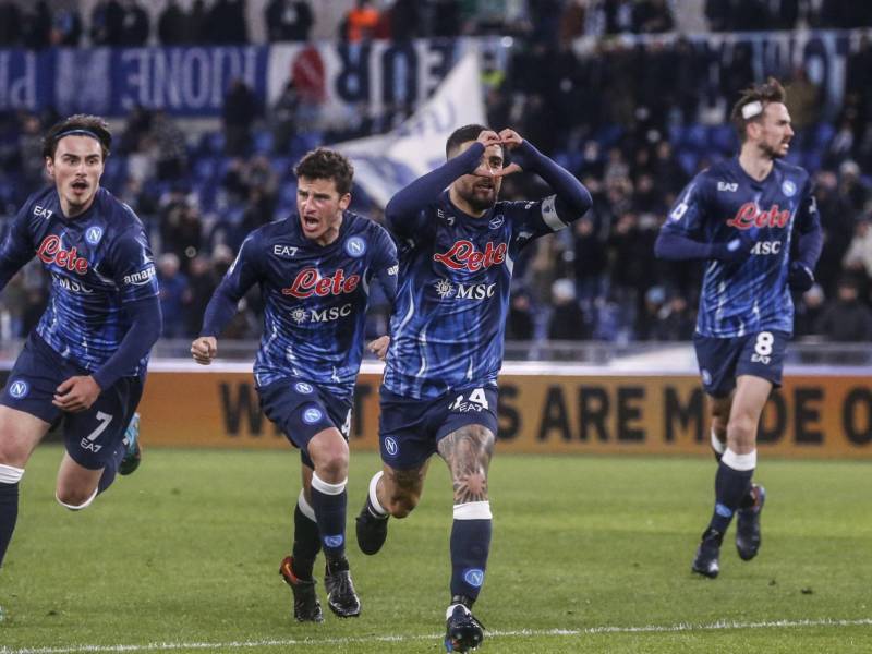 La plantilla del Napoli festejó a lo grande el triunfo en campo de Lazio.