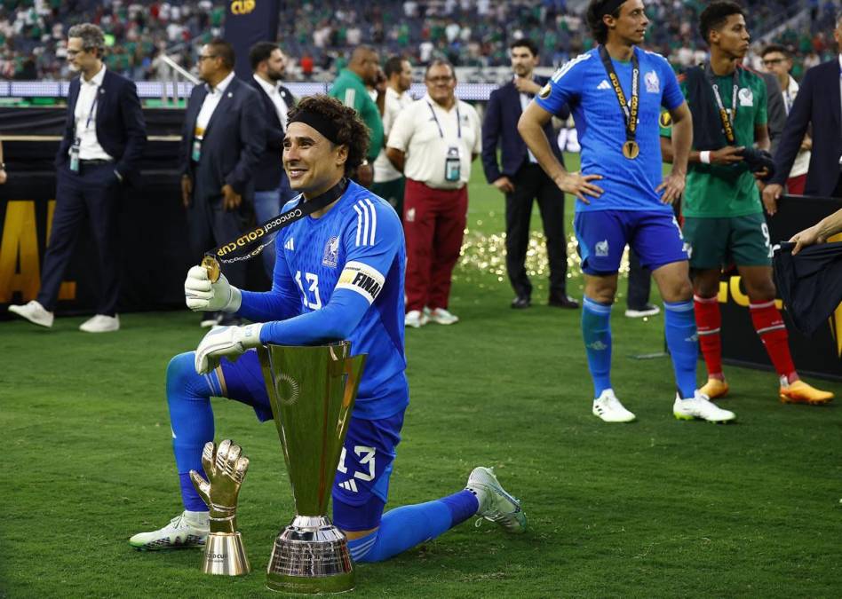 ‘Memo’ Ochoa hizo historia y se convirtió en el futbolista con más títulos de Copa Oro en toda la historia. El portero mexicano conquistó su quinto título.