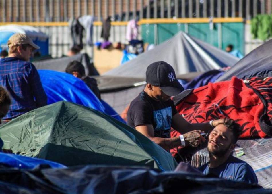 'Es muy probable que la espera sea muy larga (para aquellos que buscan asilo) y que algunos sean rechazados y bajo esta circunstancia cuentan con la opción de quedarse en un país que los recibe con los brazos abiertos y lo único que pide es que se haga de manera ordenada y con respeto a nuestra leyes', expresó Videgaray.