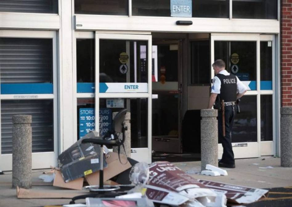 El diario The Chicago Tribune informó de que los saqueos comenzaron poco después de la medianoche, cuando grupos de manifestantes destrozaron vidrieras en la Avenida Michigan, entraron a las tiendas y empezaron a llevarse bolsas llenas de mercancías.