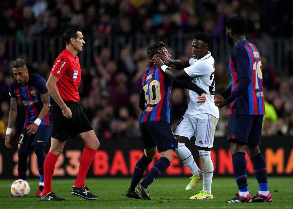 La tremenda bronca entre Vinicius y Gavi ante la presencia del árbitro Juan Martínez Munuera.