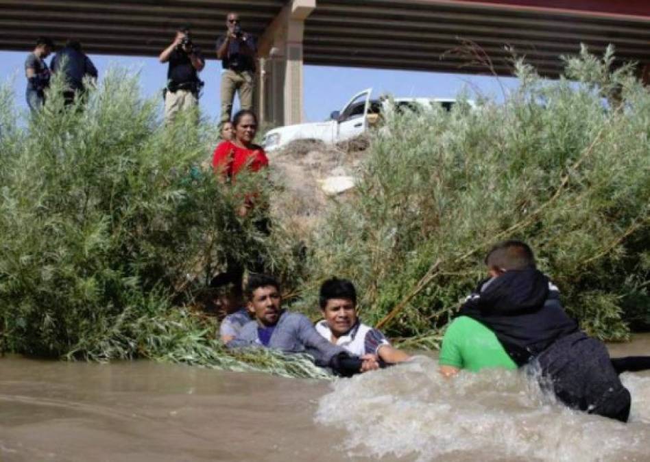 El activista pidió a los migrantes que no se metan a las aguas del río Bravo ya que las compuertas están abiertas y la corriente es muy fuerte. 'El río no ayuda; cobra vidas' advirtió.<br/>