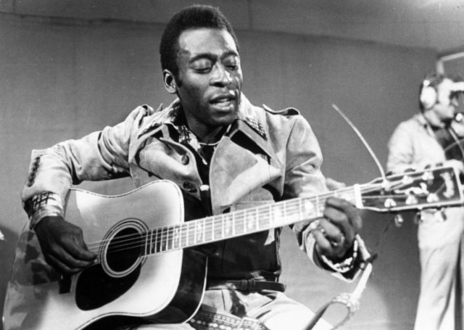 Pelé también demostró sus dotes en la música desde muy joven. Tras su retiro de las canchas fue actor de televisión y se lanzó como cantante.