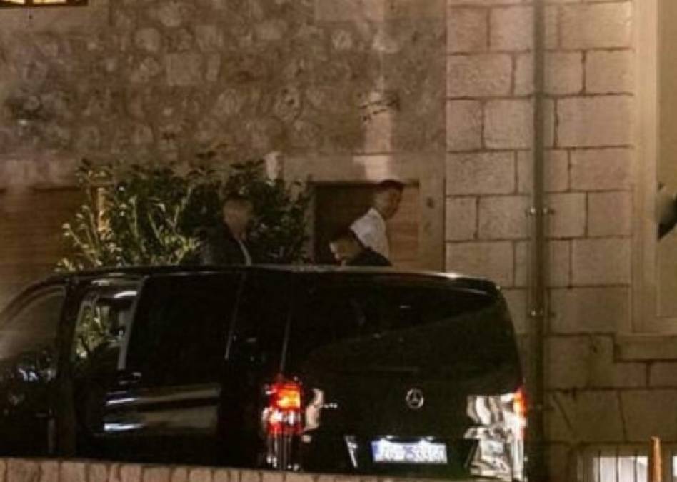 Cristiano Ronaldo llegó en compañía de Georgina Rodríguez y amigos de la pareja que disfrutaron algunos platillos marinos propios de la ciudad de Dubrovnik, El goleador pidió que cerraran el restaurante para poder tener privacidad en el restaurante del centro histórico de la ciudad costera.