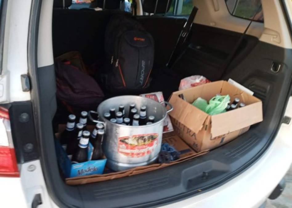 Agentes de la Policía Nacional los encontraron ingiriendo cervezas.