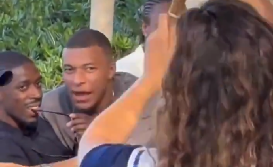 El francés quedó impresionado con la figura de la chica que estaba animando el restaurante y en las redes sociales no tardaron en identificarla.