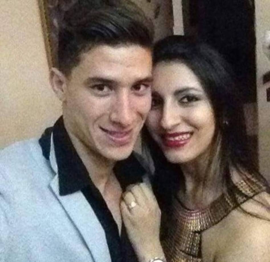 El amor entre Roxana y Esdras surgió desde el año 2008 y a estas alturas cada día se aman más. Se conocieron mientras él militaba en el Hispano de Comayagua, equipo que descendió después a la segunda categoría.